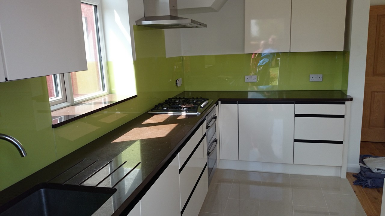 Lime green glass kitchen splashback installed by Totteridge glaziers